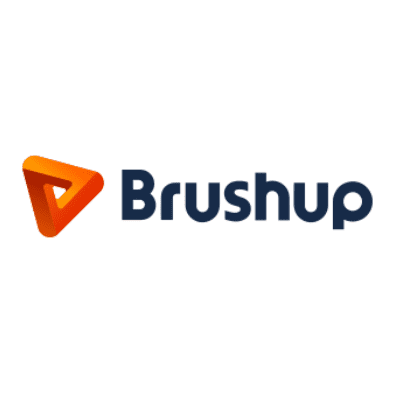 Brushup のロゴには、濃い青色の文字で「Brushup」という名前が書かれており、左側には赤オレンジ色の三角形のアイコンが付いています。